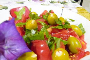 Salata de rosii cu masline umplute si busuioc