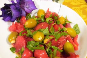 Salata de rosii cu masline umplute si busuioc