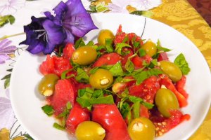 Salata de rosii cu masline umplute si busuioc