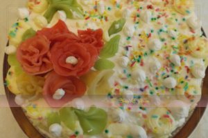 Tort de vanilie cu trandafiri de martipan