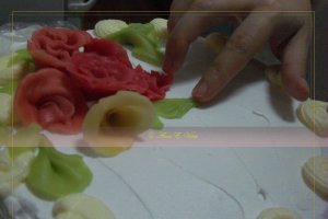 Tort de vanilie cu trandafiri de martipan