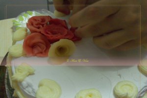 Tort de vanilie cu trandafiri de martipan