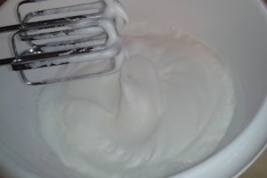 Rulada cu model si crema de iaurt cu fructe de padure