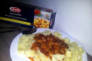 Reginette cu sos de rosii si ciuperci