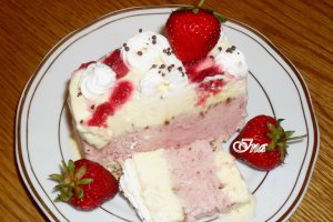 Tort de inghetata cu capsuni si vanilie
