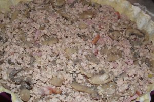 Tarta cu carne tocata, ciuperci si cascaval