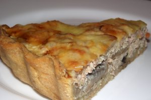 Tarta cu carne tocata, ciuperci si cascaval