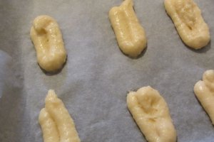 Eclere cu crema de vanilie si zmeura