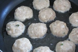 Chiftele cu piept de pui si ciuperci