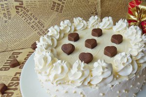 Desert tort cu crema de ciocolata alba, mascarpone si zmeura