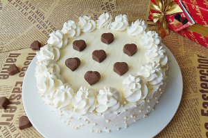 Desert tort cu crema de ciocolata alba, mascarpone si zmeura