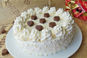 Desert tort cu crema de ciocolata alba, mascarpone si zmeura