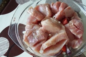 Piept de pui cu rosii si ardei kapia la cuptor