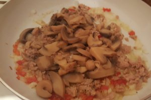Spaghete cu ton si ciuperci