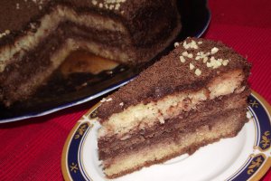 Tort clasic cu crema de cacao si miez de nuca