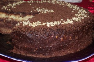 Tort clasic cu crema de cacao si miez de nuca