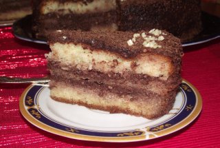 Tort clasic cu crema de cacao si miez de nuca
