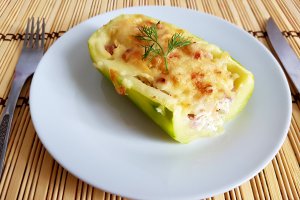 Barcute de dovlecei cu sunca si branza
