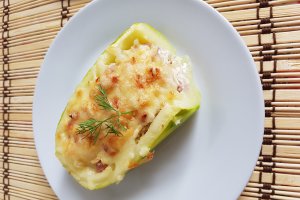 Barcute de dovlecei cu sunca si branza