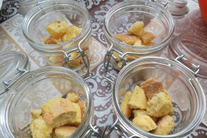 Desert cu crema de mascarpone cu iaurt si sos de visine cu menta si lamaie