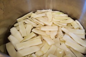 Fasole pastai cu ceafa de porc la Multicooker