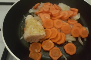 Ciorba de fasole pastai cu aripi de pui
