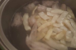 Ciorba de fasole pastai cu aripi de pui