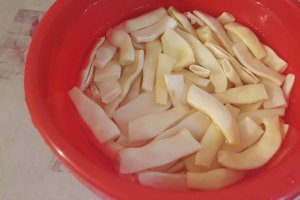 Ciorba de fasole pastai cu aripi de pui