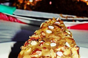 Chec din albusuri cu cacao,ciocolata si glazura de caramel