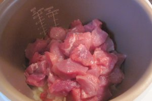 Bucatele de carne de porc cu sos de mustar si taitei de orez