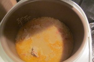 Bucatele de carne de porc cu sos de mustar si taitei de orez