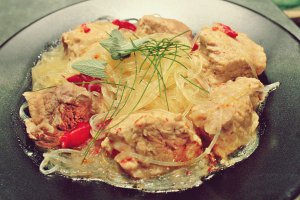 Bucatele de carne de porc cu sos de mustar si taitei de orez