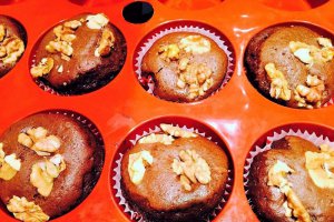 Muffins cu cacao, sirop de artar si nuci