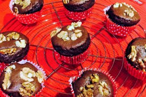 Muffins cu cacao, sirop de artar si nuci