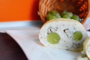 Rulada aperitiv cu crema de branza, struguri si nuci