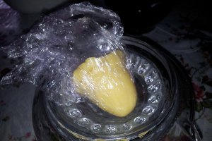 Fursecuri vanilate umplute cu gem si nuca