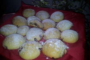 Fursecuri vanilate umplute cu gem si nuca