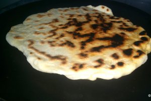 Naans cu branza topita