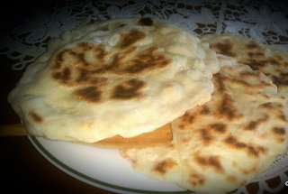 Naans cu branza topita