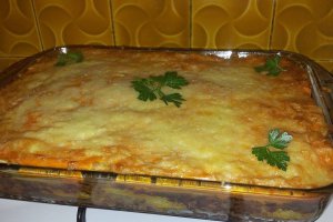 Musaca gratinata cu sos si cascaval