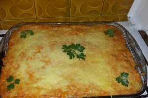 Musaca gratinata cu sos si cascaval