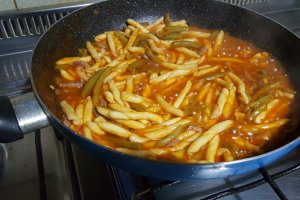 Tocana de strozzapreti cu fasole pastai si pasta de tomate