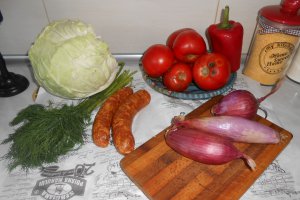 Varza cu carnati in tigaia wok
