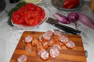 Varza cu carnati in tigaia wok