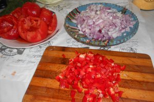 Varza cu carnati in tigaia wok