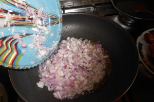 Varza cu carnati in tigaia wok