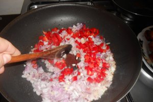 Varza cu carnati in tigaia wok