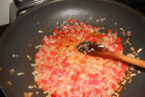 Varza cu carnati in tigaia wok