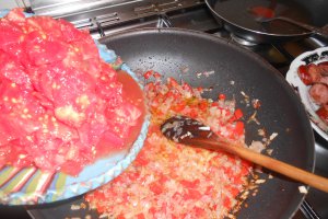 Varza cu carnati in tigaia wok