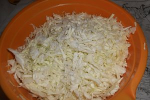 Varza cu carnati in tigaia wok